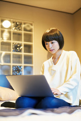 パソコンを使う若い女性