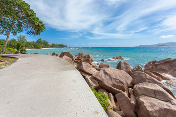 Naklejka premium route côtière à la Digue, anse Sévère, Seychelles 