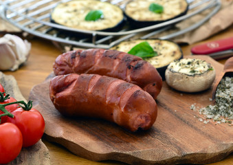 Cervelat - Klöpfer gegrillt auf Holz mit Gemüse / Foodstyling 