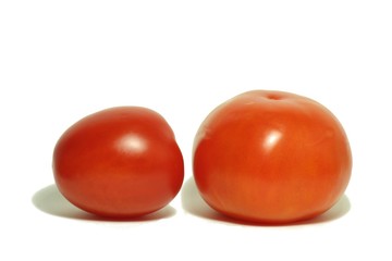 Два помидора на белом фоне
