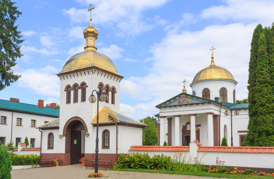 Monaster św. Onufrego w Jabłecznej &ndash; męski klasztor prawosławny. Widok bramy cerkiewnej z dzwonnicą oraz cerkwi. Obiekt powstał około 1500 roku