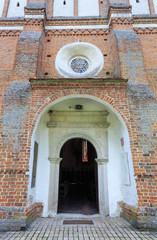 Kodeń nad Bugiem, na Podlasiu - Romański Portal dawnej cerkwi zamku Sapiehów z 1540 roku. Cerkiew murowana w stylu gotyckim, otoczona parkiem