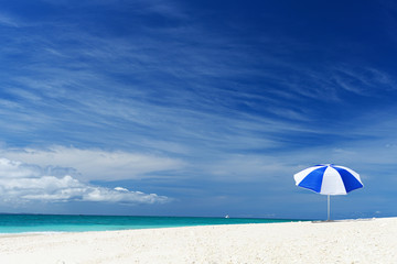 沖縄の美しい海とビーチパラソル