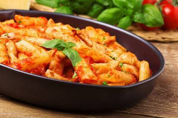 Penne with roasted chicken in tomato sauce