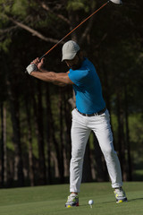 Obraz premium golf player hitting shot