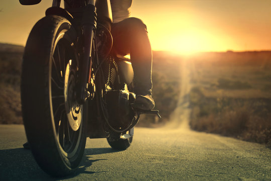 Fototapeta Na ryczącym motocyklu o zachodzie słońca
