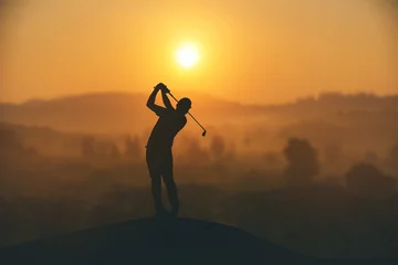 Photo sur Plexiglas Golf silhouette de golfeurs frapper le balayage et garder le parcours de golf dans le s