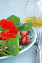 Sommersalat aus Kapuzinerkresse und Erdbeeren mit Pinienkernen