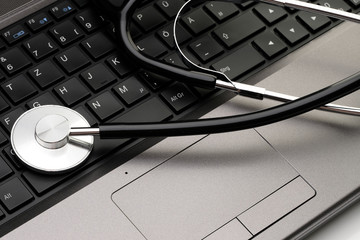 Laptop mit Stethoskop freisteller