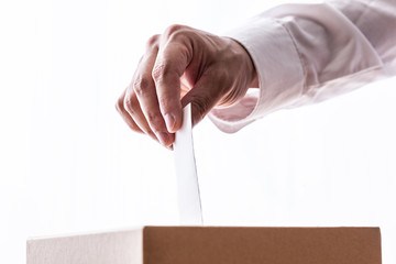 投票する男性、白シャツ