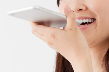 音声認識機能を使う女性、携帯電話、スマートフォン、テクノロジー