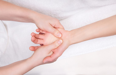 Obraz na płótnie Canvas Qualified therapist doing therapeutic palm massage