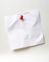 Notas adhesivas o post it clavada con marcador