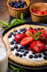Crispy cake with cream and berries