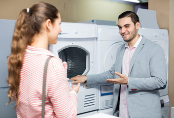 Obraz premium salesman and customer in store