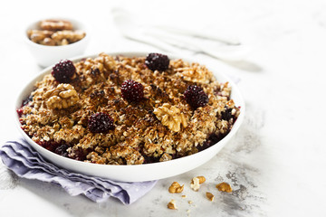 Oatmeal crumble with blackberry