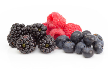 Brombeeren Himbeeren und Heidelbeeren isoliert auf weißem Hintergrund