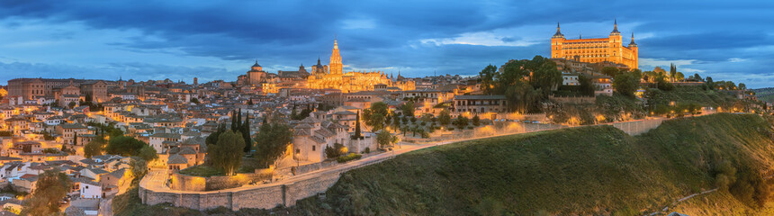 Panoramic view of ancient city and Alcazar on a hill over the Tagus River, Castilla la Mancha, Toledo, Spain - obrazy, fototapety, plakaty