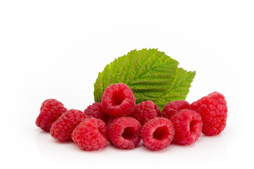 Himbeeren liegen nebeneinander vor einem Blatt isoliert auf weißem Hintergrund