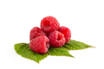 Himbeeren liegen übereinander auf einem Blatt isoliert auf weißem Hintergrund