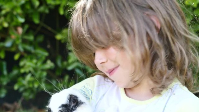 enfant et son lapin nain