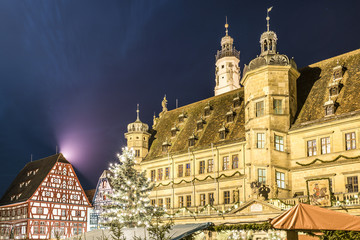 Marktplatz zu Weihnachten in Rothenburg ob der Tauber mit Rathaus (rechts) und dem roten Fleisch-...