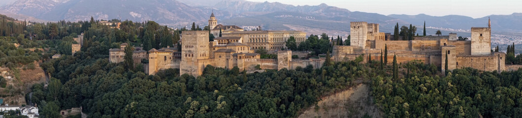 Fototapeta na wymiar panorámica de la Alhambra de Granada, Andalucía