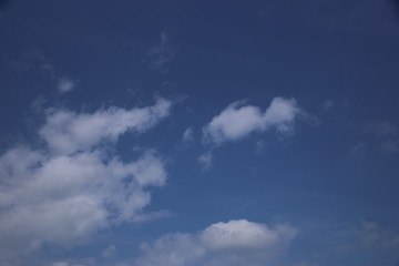 青空と雲 / 出かけた際に綺麗な青空を撮影しました。