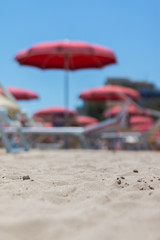 Fototapeta na wymiar Sonnenschirme und Liegestühle am Strand, Rimini, Italien