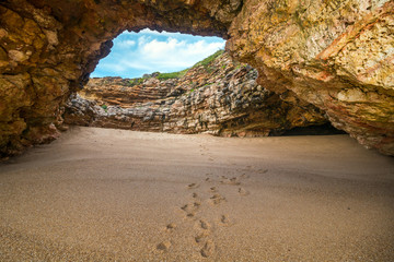 Portugalia - jaskinia na wybrzeżu
