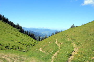 Plakat Ausblick auf Gipfel zwischen zwei Hügeln 