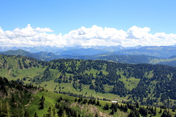 Fototapeta na wymiar Bergpanorama mit weiteren Gipfeln im Hintergrund