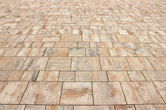 Steinplatten in beige, viereckig in verschiedenen Gr&ouml;&szlig;en, gro&szlig;e Fl&auml;che  
