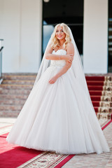 Fototapeta premium Elegant blonde blue eyes fashion bride at great wedding hall on