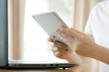 Young businesswoman using his tablet-pc, close up