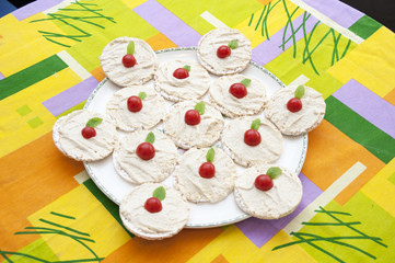 Rice snacks with hummus, tomatoes and mint