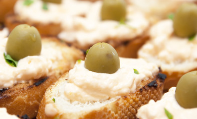 Toasted bread with olives, parsley and mayonnaise made with soya milk