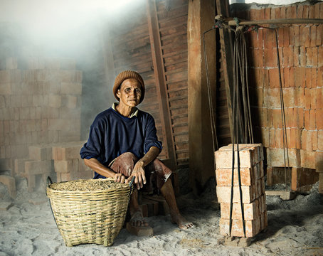 Unhappy life of Brick kiln worker even she is getting rest