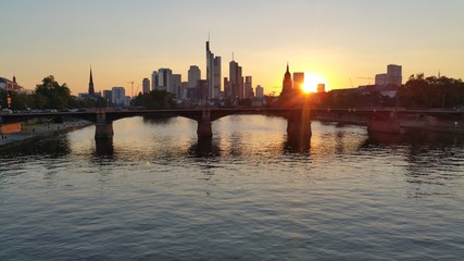 Fototapeta premium Frankfurt im Sonnenuntergang