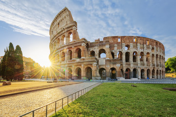 Naklejka premium Koloseum w Rzymie z porannym słońcem