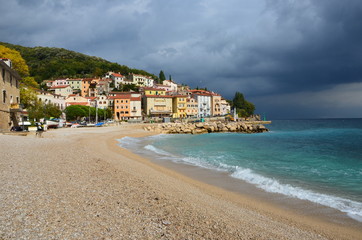 Strand eines kroatischen Dorfes vor dem Gewitter