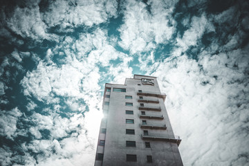 Hochhaus in wolkenreichem Himmel