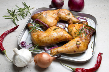 Pieczone udka z kurczaka na kamiennym tle