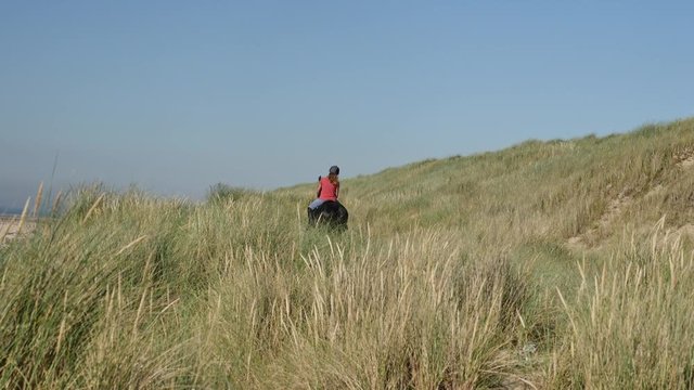 jeune cavali&egrave;re sur la plage