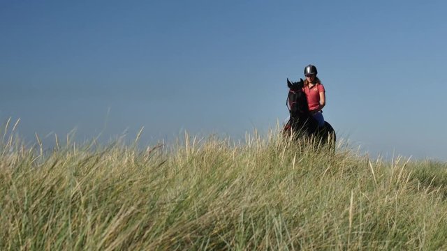 jeune cavali&egrave;re sur la plage