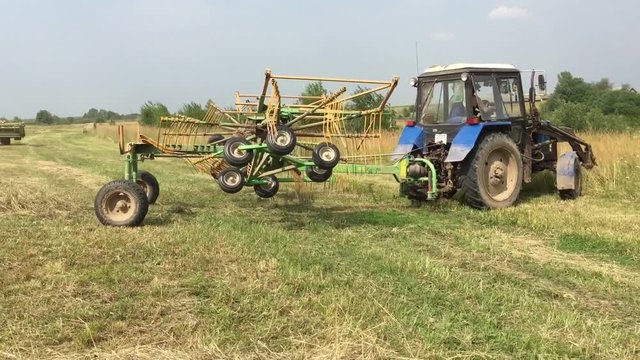Сельскохозяйственные машины на заготовке сена для коров