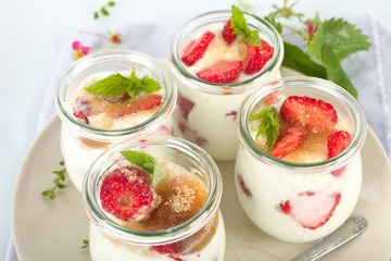 Jogurt mit Erdbeeren