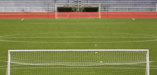 Empty soccer gol on field © Kitti bowornphatnon
