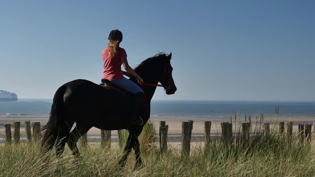 jeune cavali&egrave;re sur la plage