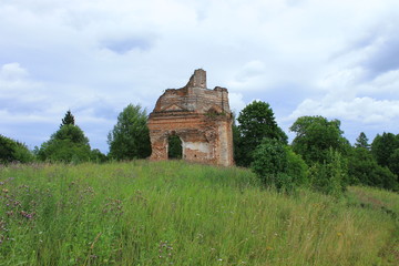 Fototapeta na wymiar Руины православной церкви